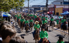 Aproximadamente 5 mil cavaleiros e amazonas participaram da 35ª Cavalgada, considerada a maior do mundo, levando identidade regional e emoção ao público.